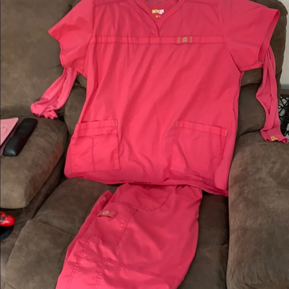 WonderFlex 2x scrub set in pink in GUC.